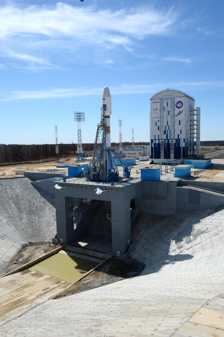 Soyuz-2.1a_launch_vehicle_carrying_spacecraft_Mikhail_Lomonosov_at_the_launch_pad_at_Vostochny_Launch_Centre_2
